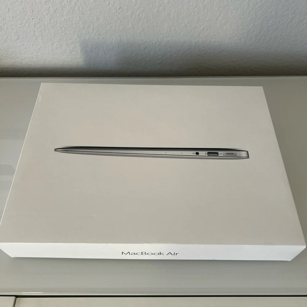 EXCELLENT condition Apple MacBook 13” Air - Silver with charger 2003